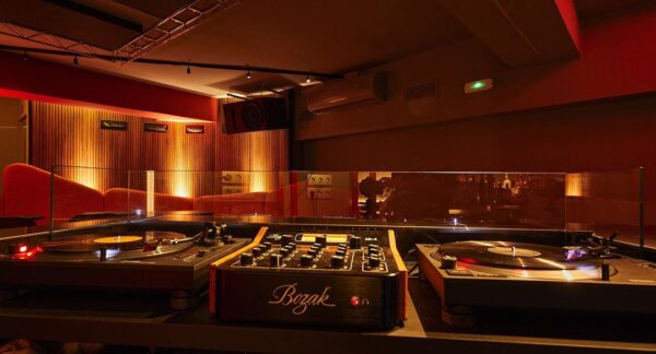 OBLICUO HI-FI BAR: EL CONCEPTO QUE ARRASA EN BARCELONA