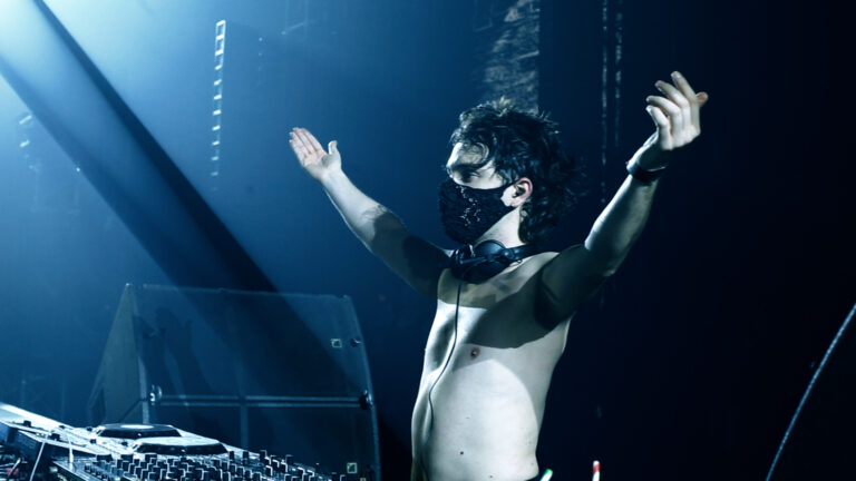 CODE 25 Tri p3.08_58_36_12.Imagen fija032